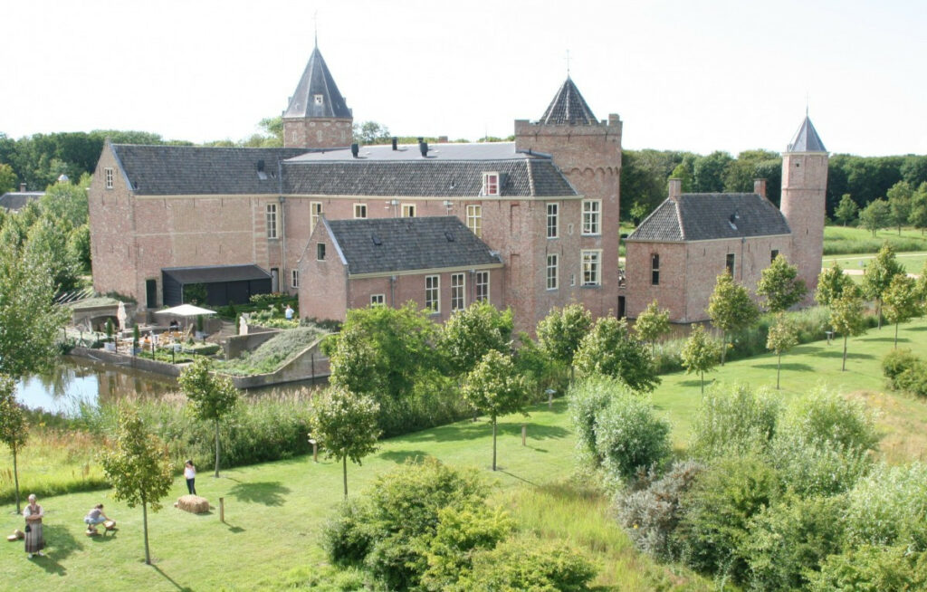kasteel-westhove-252c-oostkapelle-252c-overzichtsfoto-jpg-scaletype-1-width-1200-height-1200-ext_959541068.jpeg